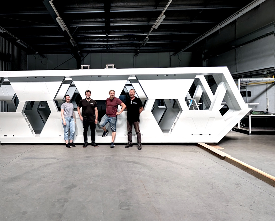 Projektteam vor einer industriellen Anlagenkonstruktion