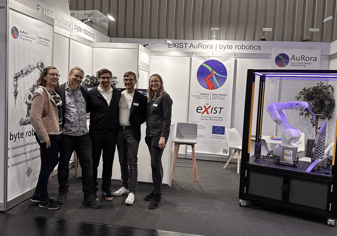 Das damalige AuRora-Team am Messestand des EXIST-Forschungstransfer-Projekts.